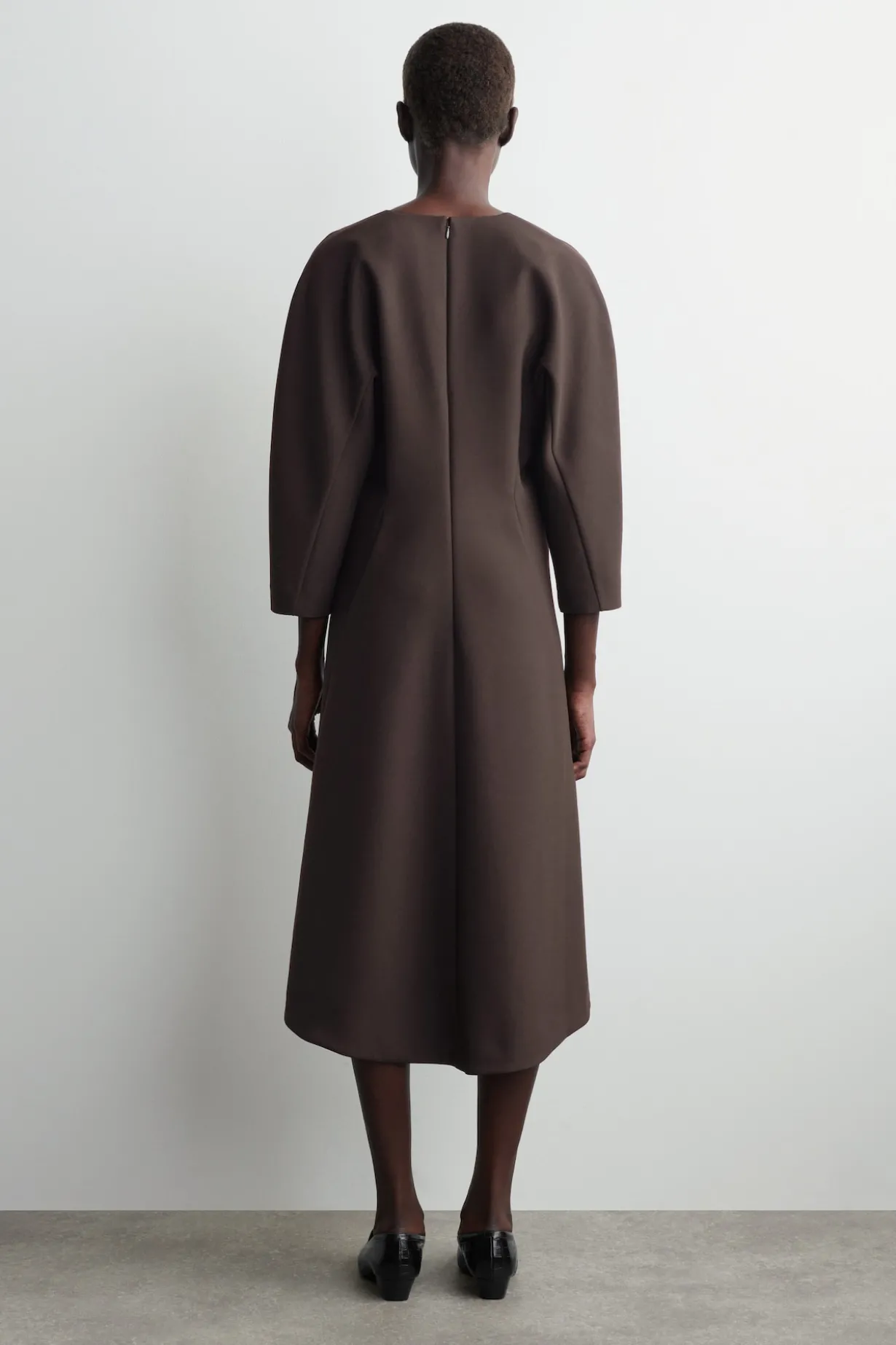 SKULPTURALES MIDIKLEID MIT LANGEN ÄRMELN