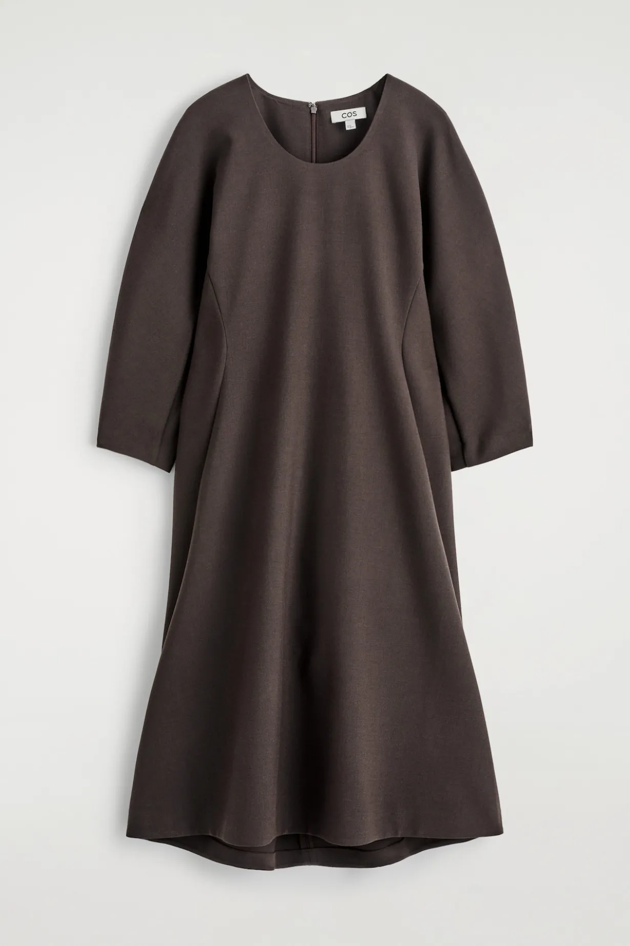 SKULPTURALES MIDIKLEID MIT LANGEN ÄRMELN