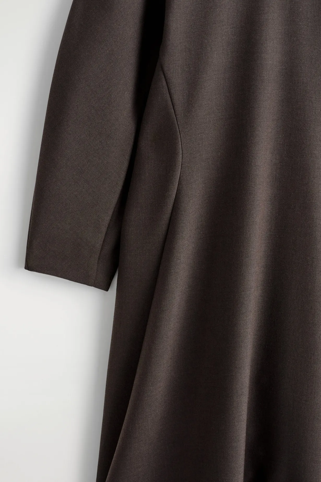 SKULPTURALES MIDIKLEID MIT LANGEN ÄRMELN