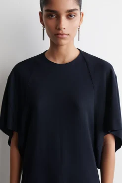 SKULPTURALES MIDIKLEID MIT DRAPIERUNG