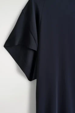 SKULPTURALES MIDIKLEID MIT DRAPIERUNG
