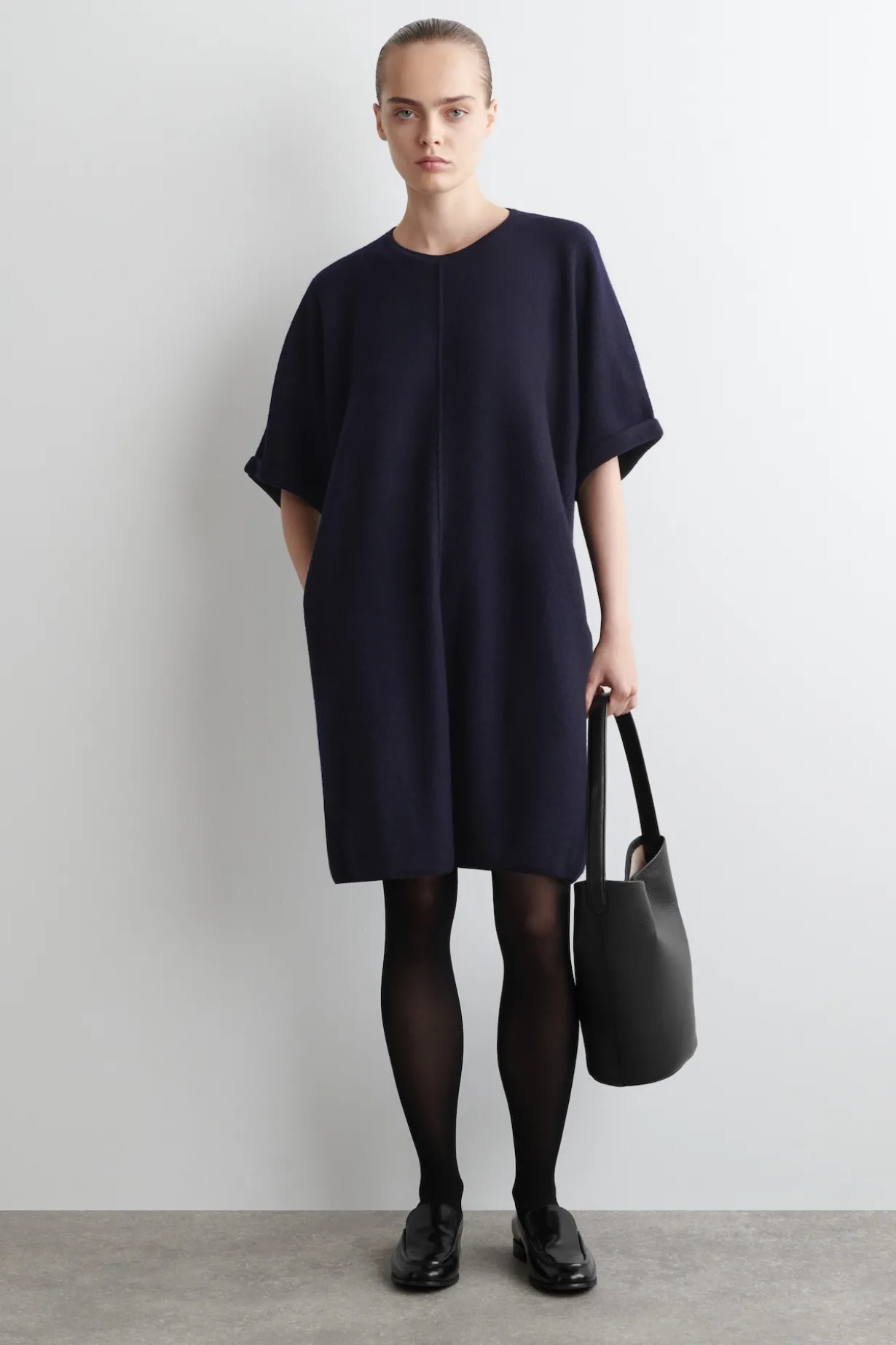 SKULPTURALES MINIKLEID AUS MERINOWOLLE