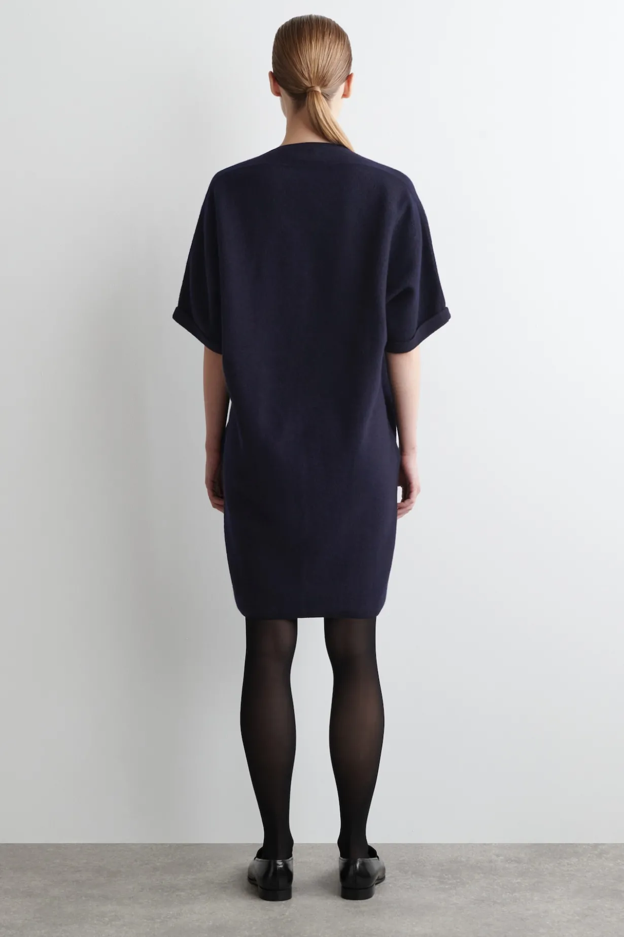 SKULPTURALES MINIKLEID AUS MERINOWOLLE