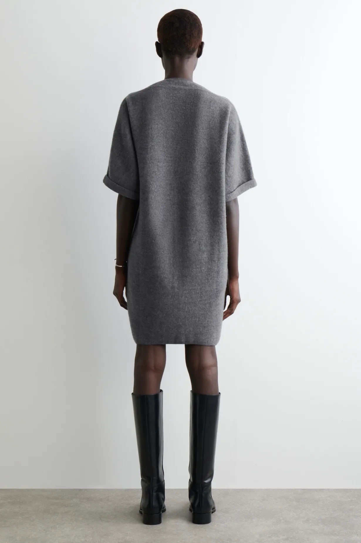 SKULPTURALES MINIKLEID AUS MERINOWOLLE