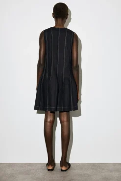 SKULPTURALES MINIKLEID MIT FALTEN