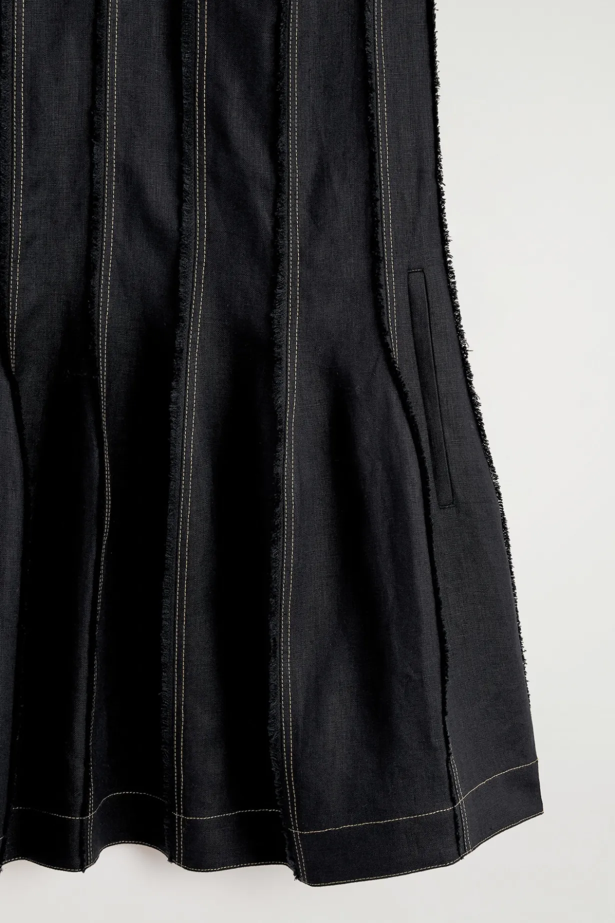 SKULPTURALES MINIKLEID MIT FALTEN