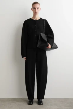 SKULPTURIERTE STRICKJACKE AUS WOLLE