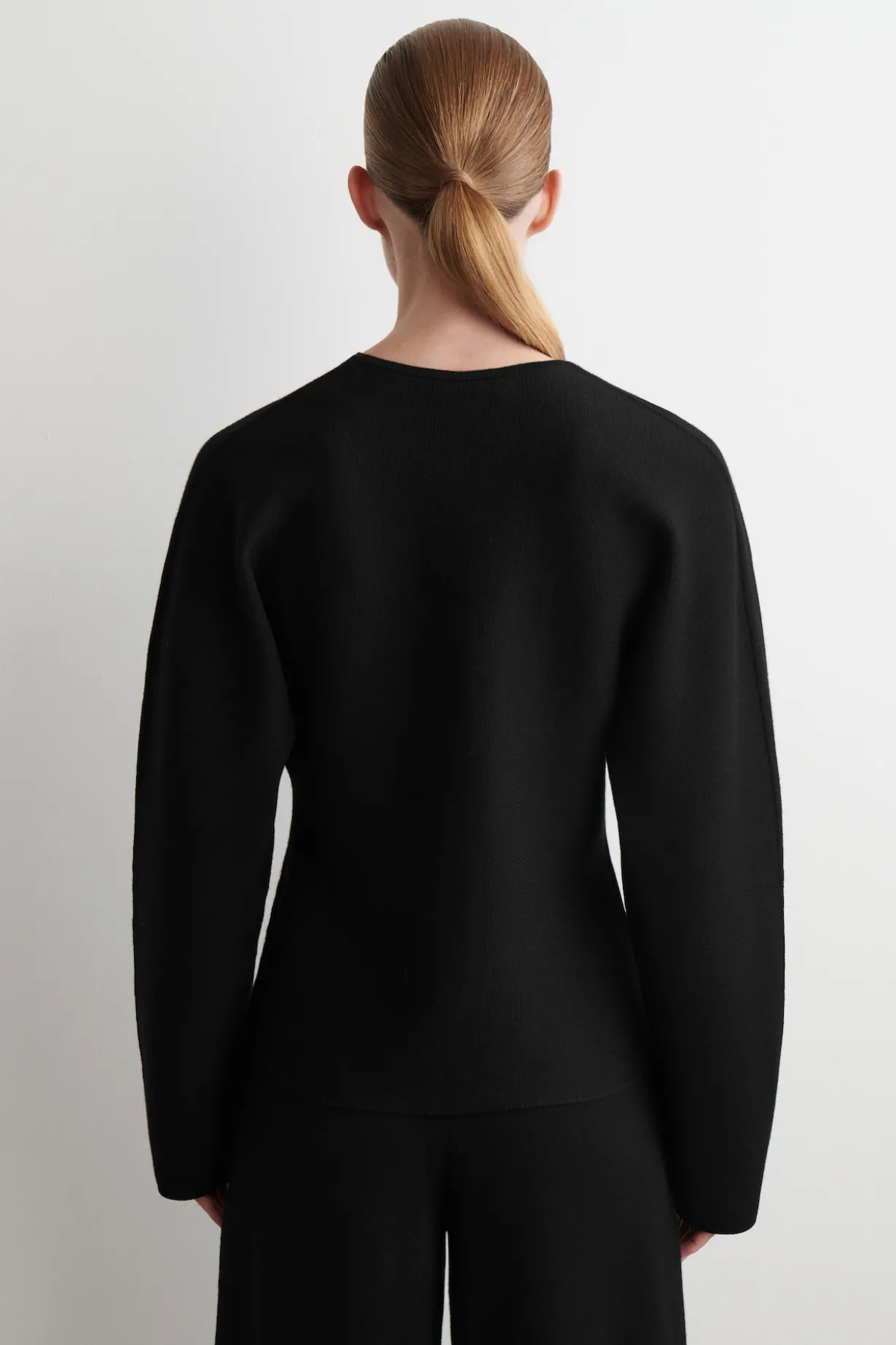 SKULPTURIERTE STRICKJACKE AUS WOLLE