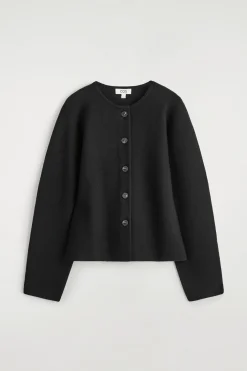SKULPTURIERTE STRICKJACKE AUS WOLLE