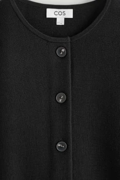 SKULPTURIERTE STRICKJACKE AUS WOLLE