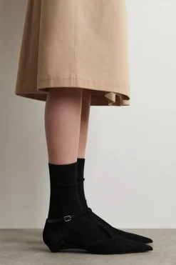 SPITZE KITTEN-HEELS AUS VELOURSLEDER MIT T-RIEMEN