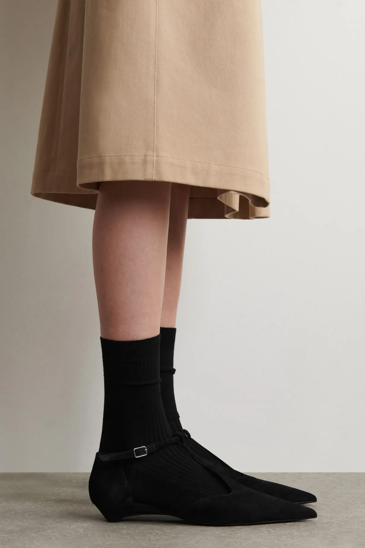 SPITZE KITTEN-HEELS AUS VELOURSLEDER MIT T-RIEMEN