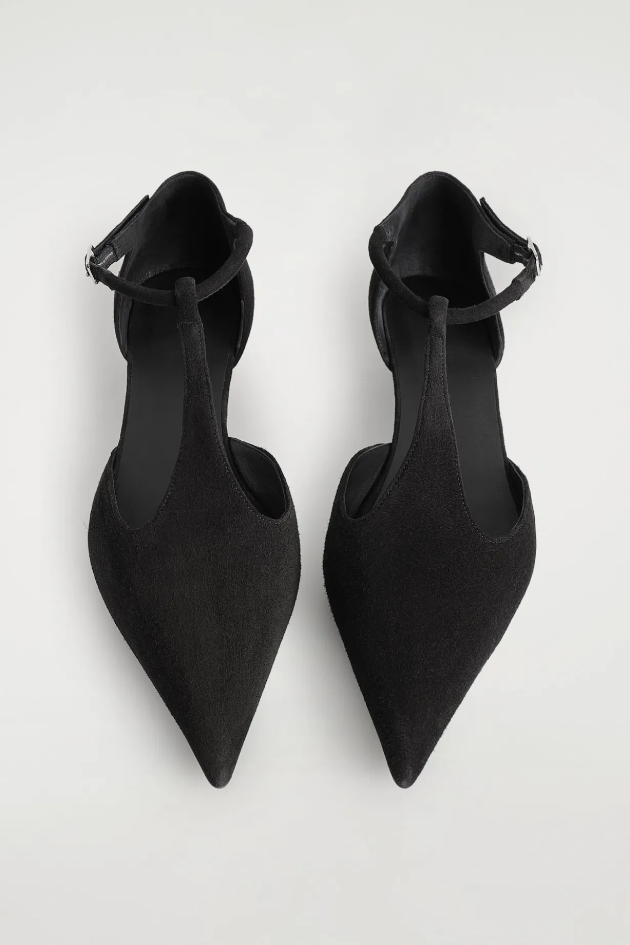 SPITZE KITTEN-HEELS AUS VELOURSLEDER MIT T-RIEMEN