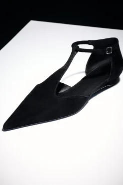 SPITZE KITTEN-HEELS AUS VELOURSLEDER MIT T-RIEMEN