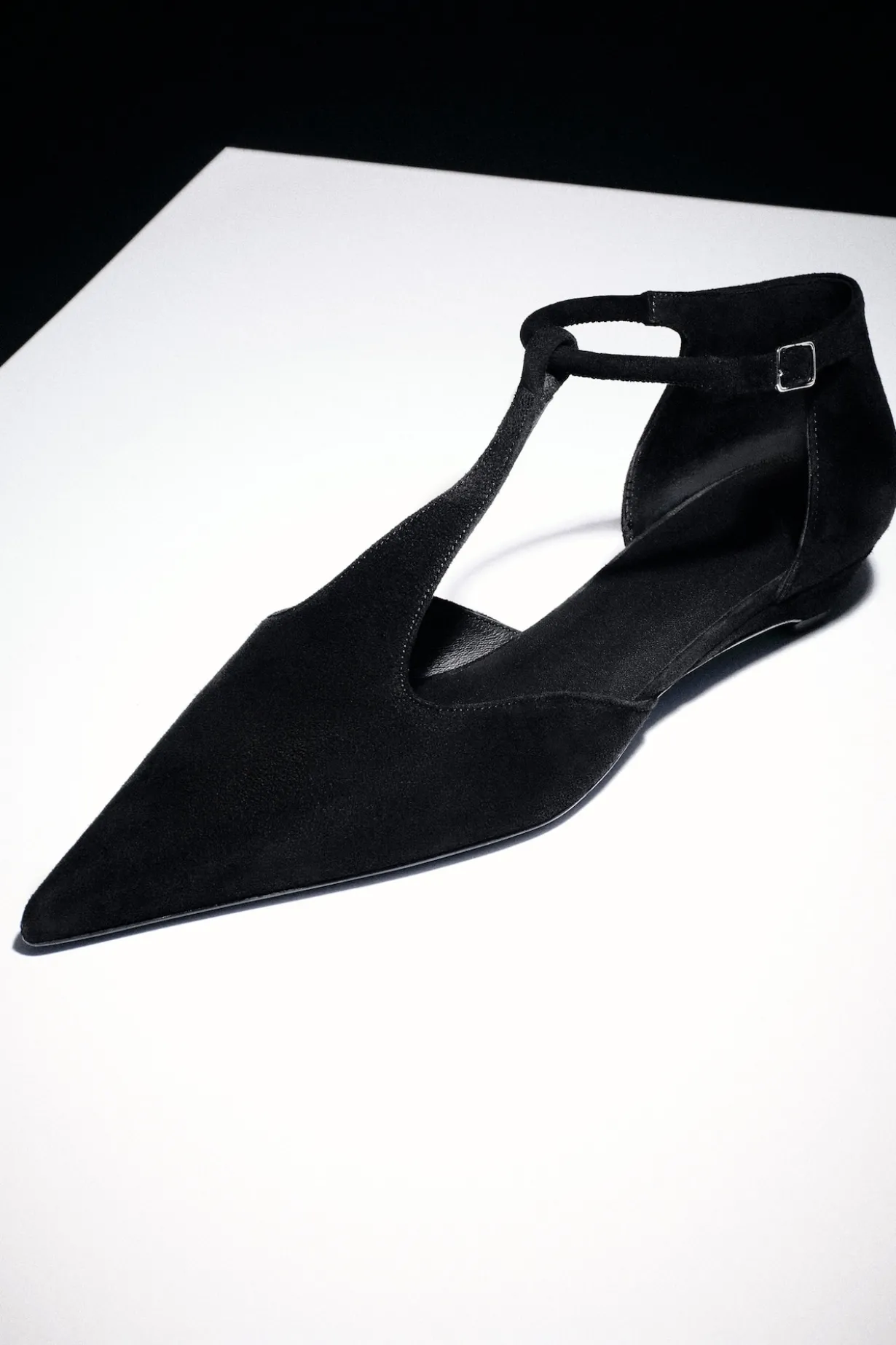 SPITZE KITTEN-HEELS AUS VELOURSLEDER MIT T-RIEMEN