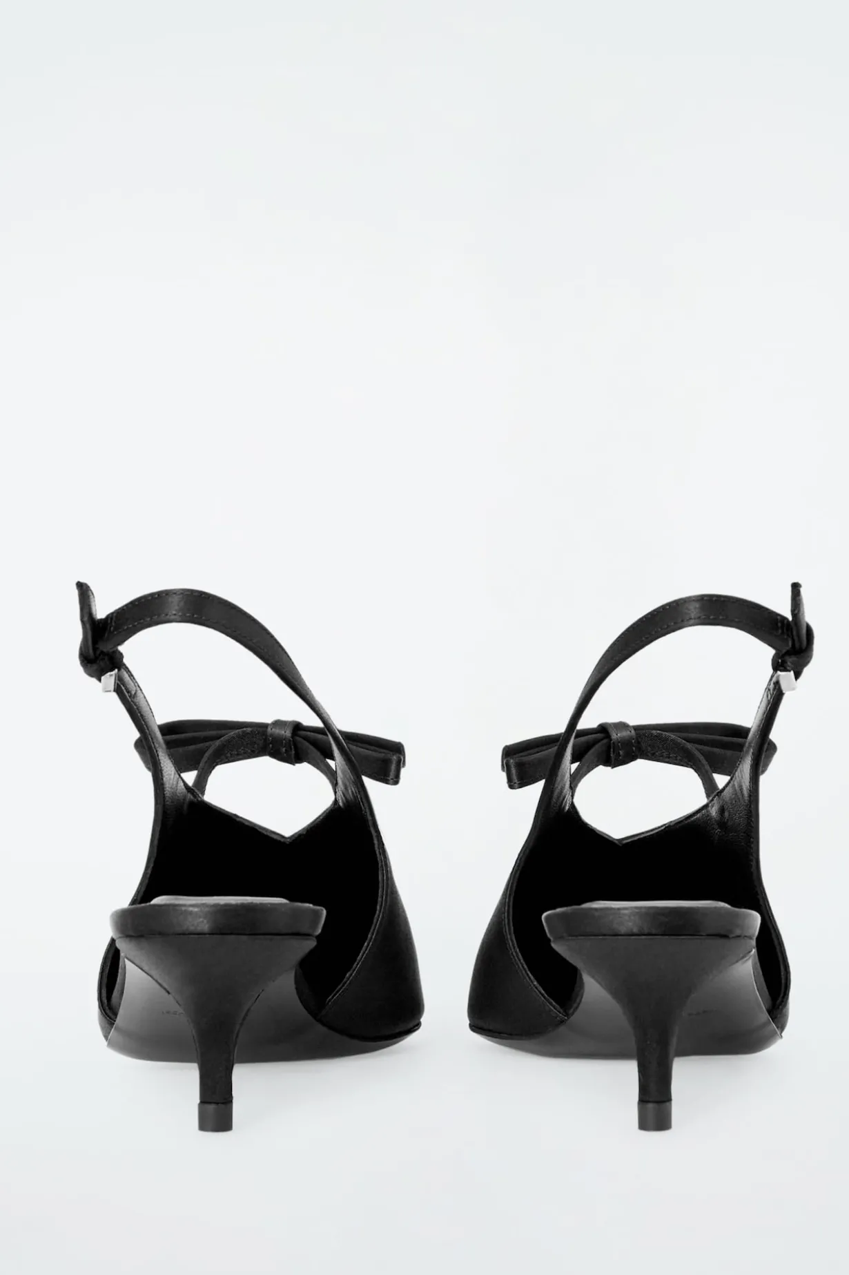 SPITZE SATIN-SLINGBACK-PUMPS MIT SCHLEIFENDETAIL