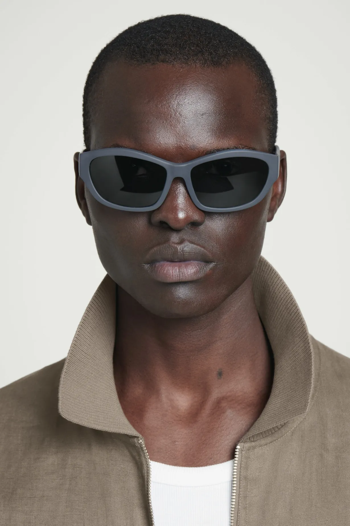 SPORTLICHE SONNENBRILLE