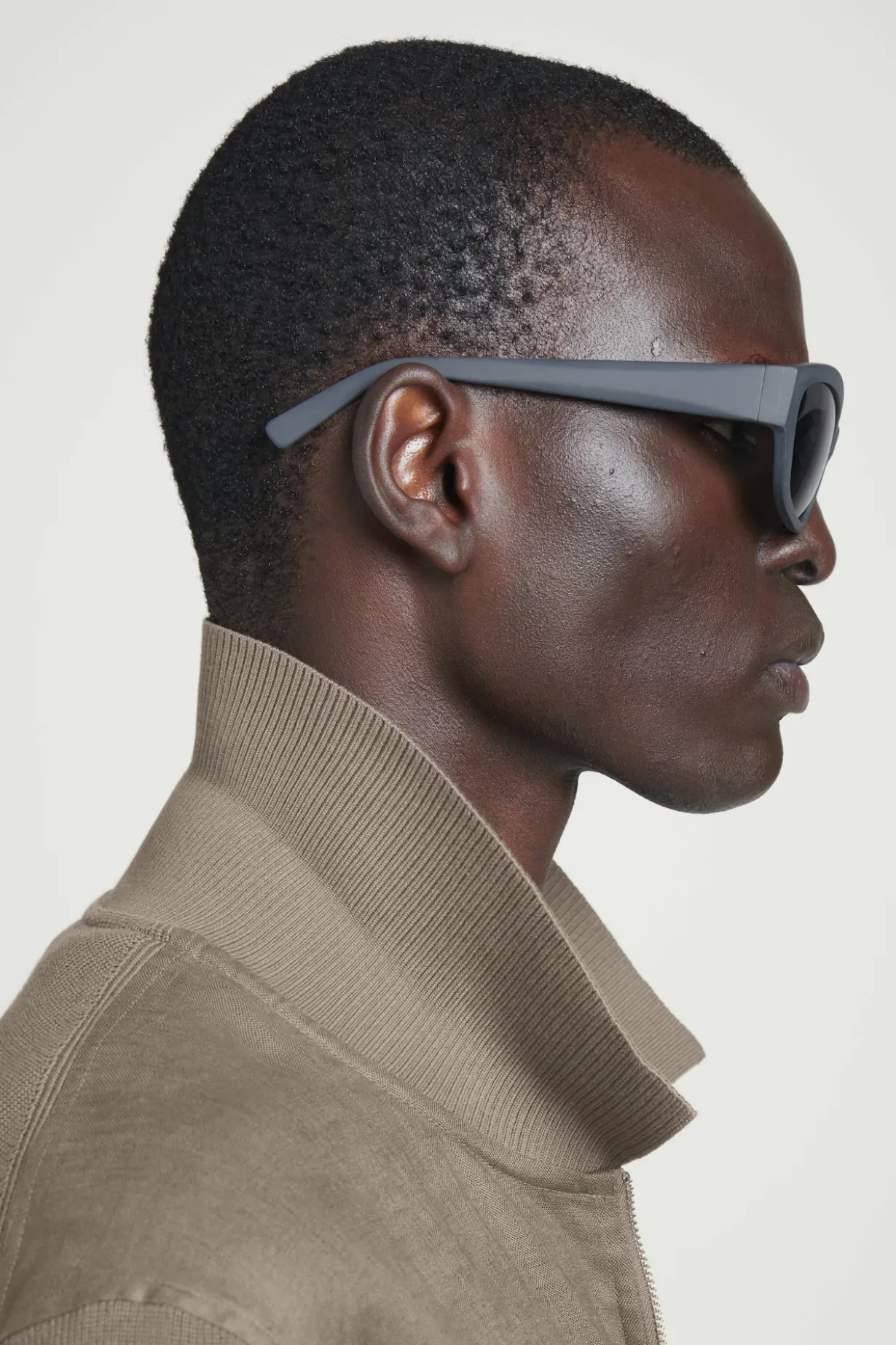 SPORTLICHE SONNENBRILLE