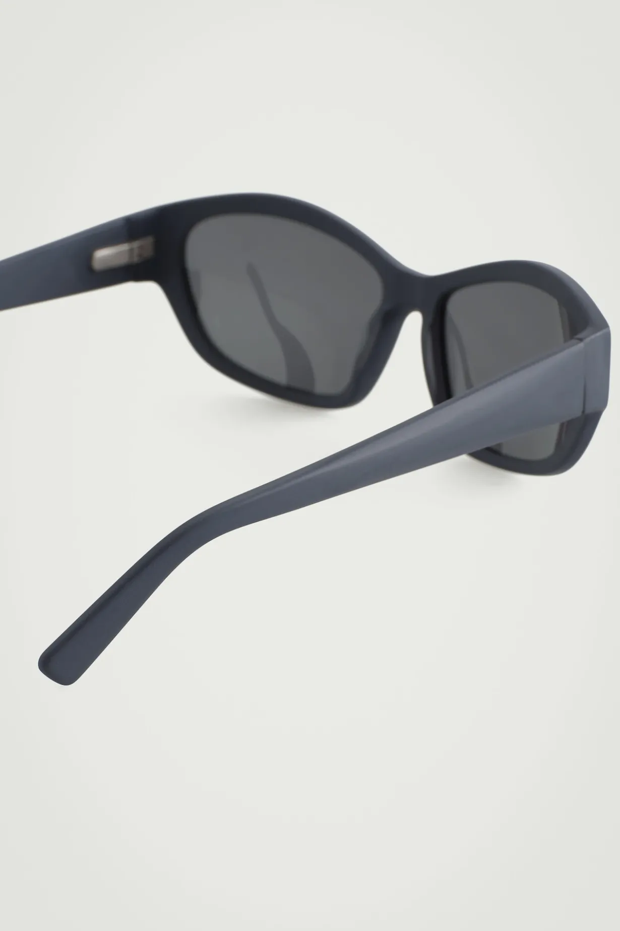 SPORTLICHE SONNENBRILLE