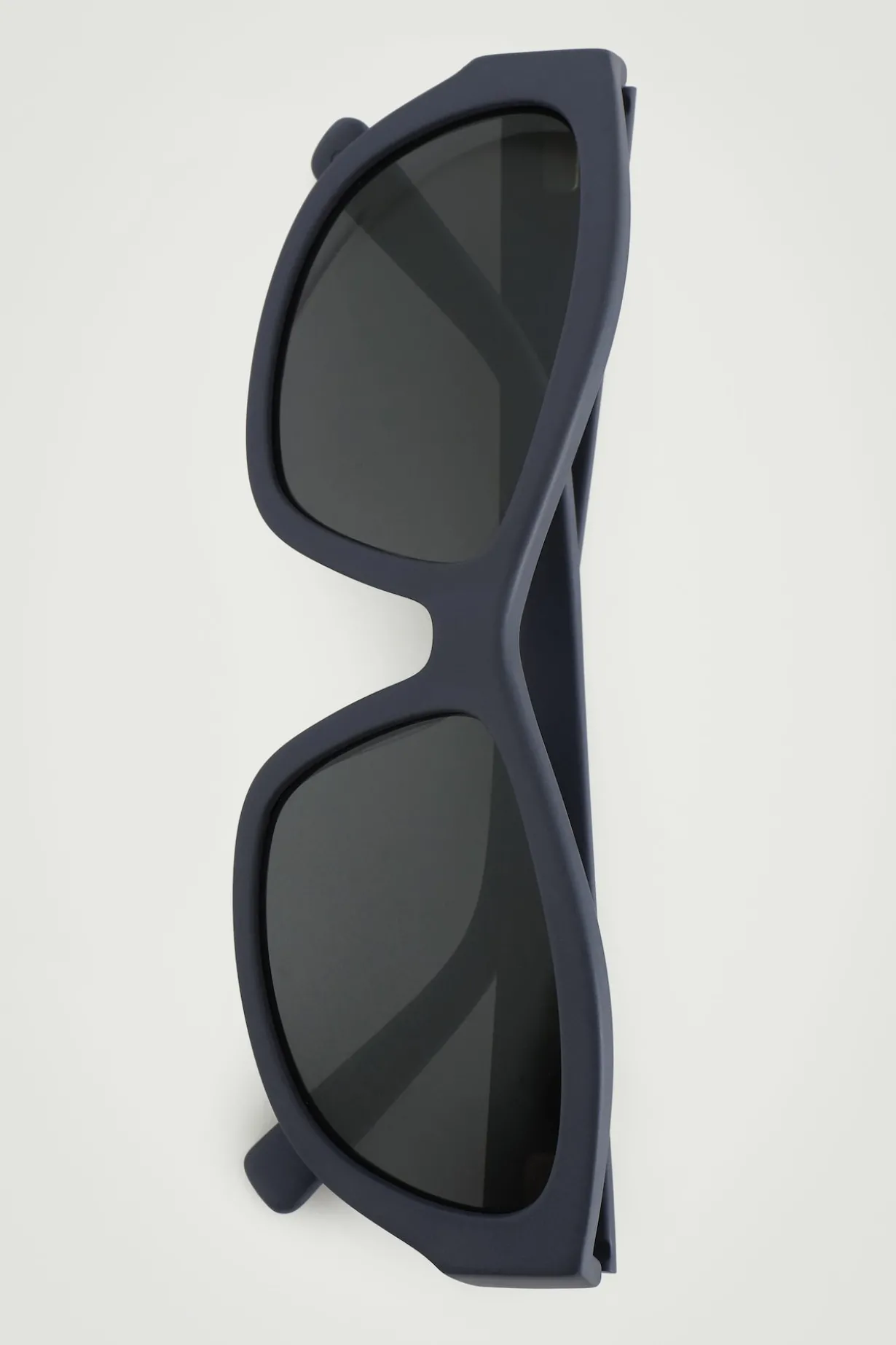 SPORTLICHE SONNENBRILLE