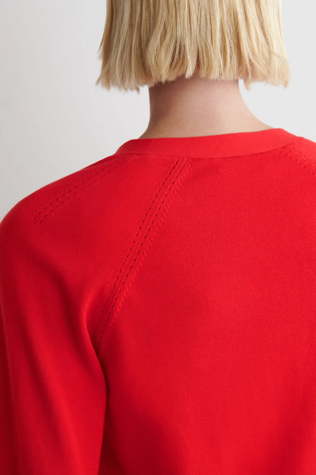 STRICKJACKE AUS BAUMWOLLE MIT V-AUSSCHNITT