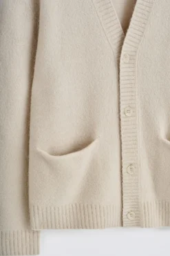 STRICKJACKE AUS GEBÜRSTETER WOLLE MIT V-AUSSCHNITT