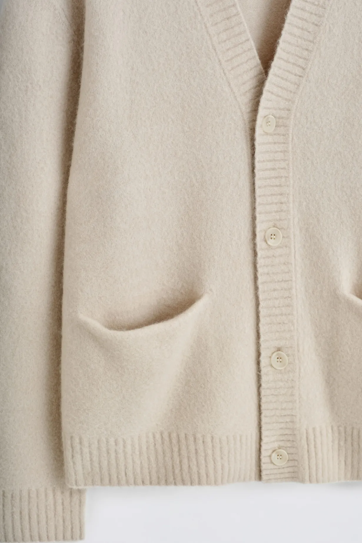 STRICKJACKE AUS GEBÜRSTETER WOLLE MIT V-AUSSCHNITT