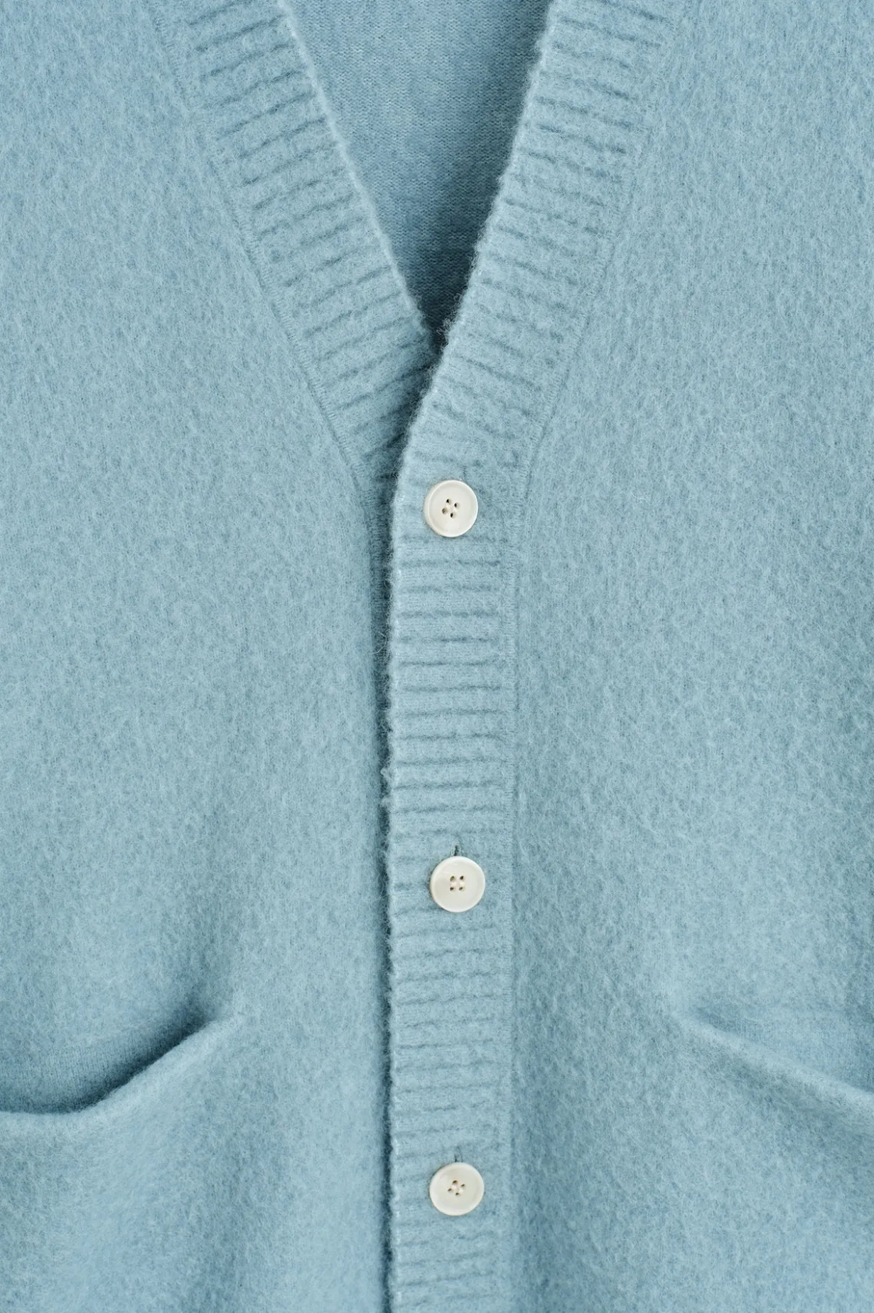 STRICKJACKE AUS GEBÜRSTETER WOLLE MIT V-AUSSCHNITT