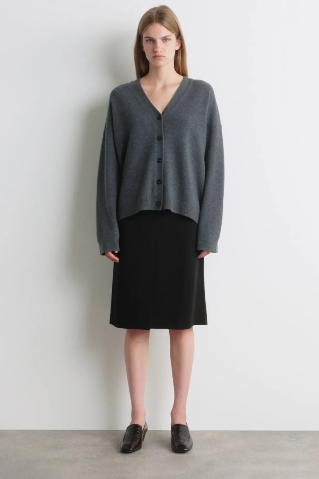STRICKJACKE AUS KASCHMIR MIT V-AUSSCHNITT