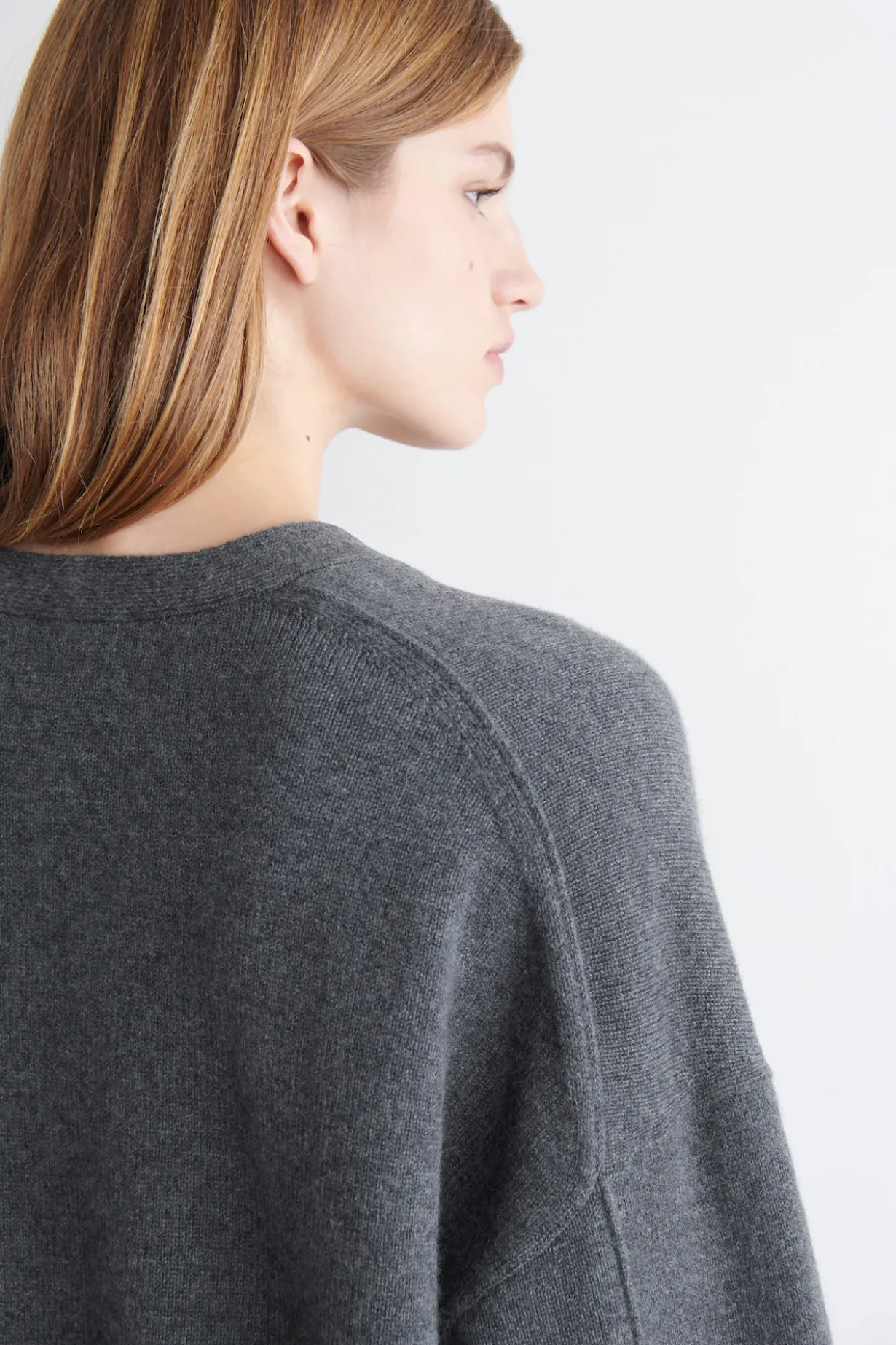 STRICKJACKE AUS KASCHMIR MIT V-AUSSCHNITT