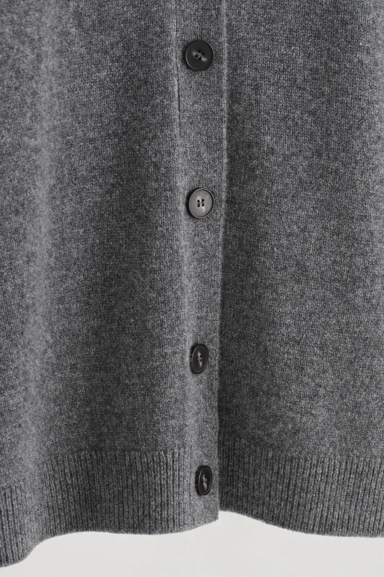 STRICKJACKE AUS KASCHMIR MIT V-AUSSCHNITT