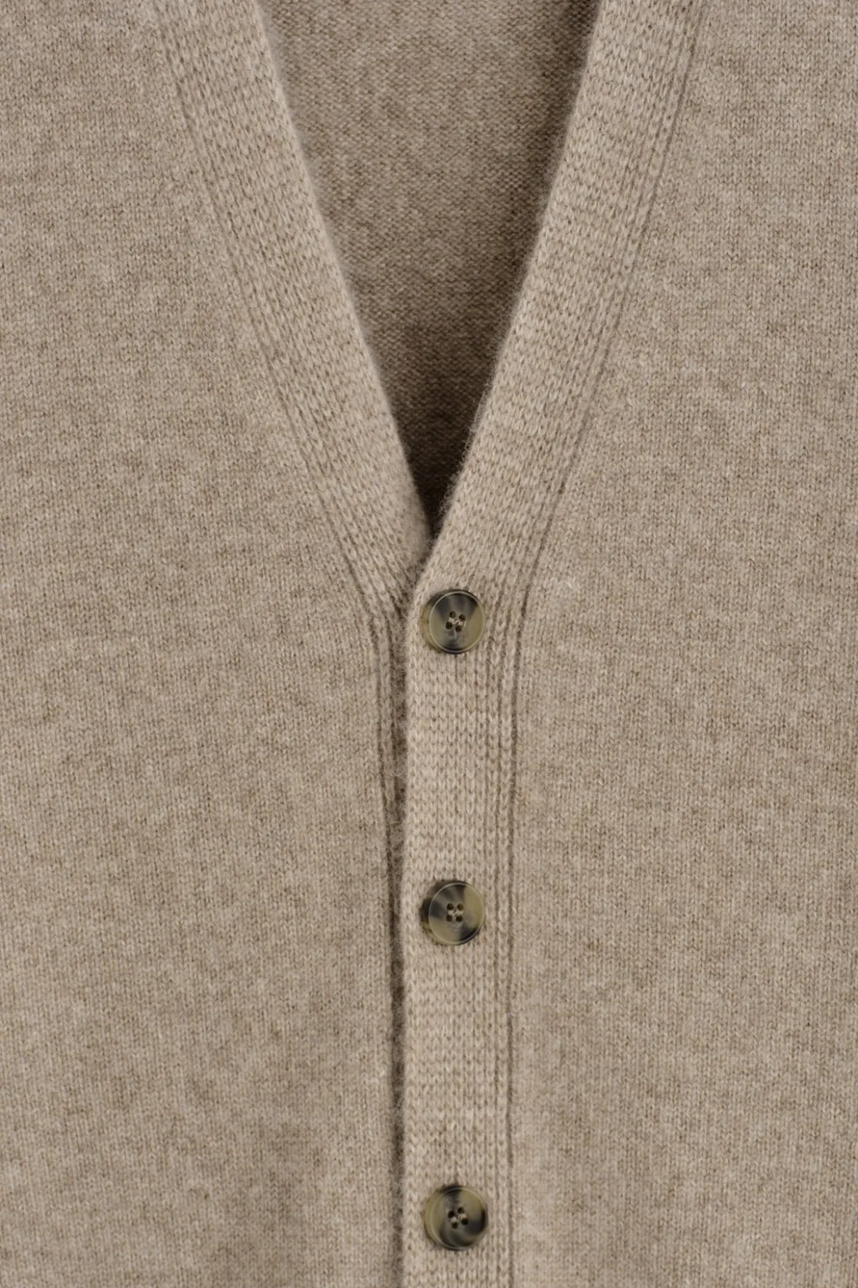 STRICKJACKE AUS KASCHMIR MIT V-AUSSCHNITT