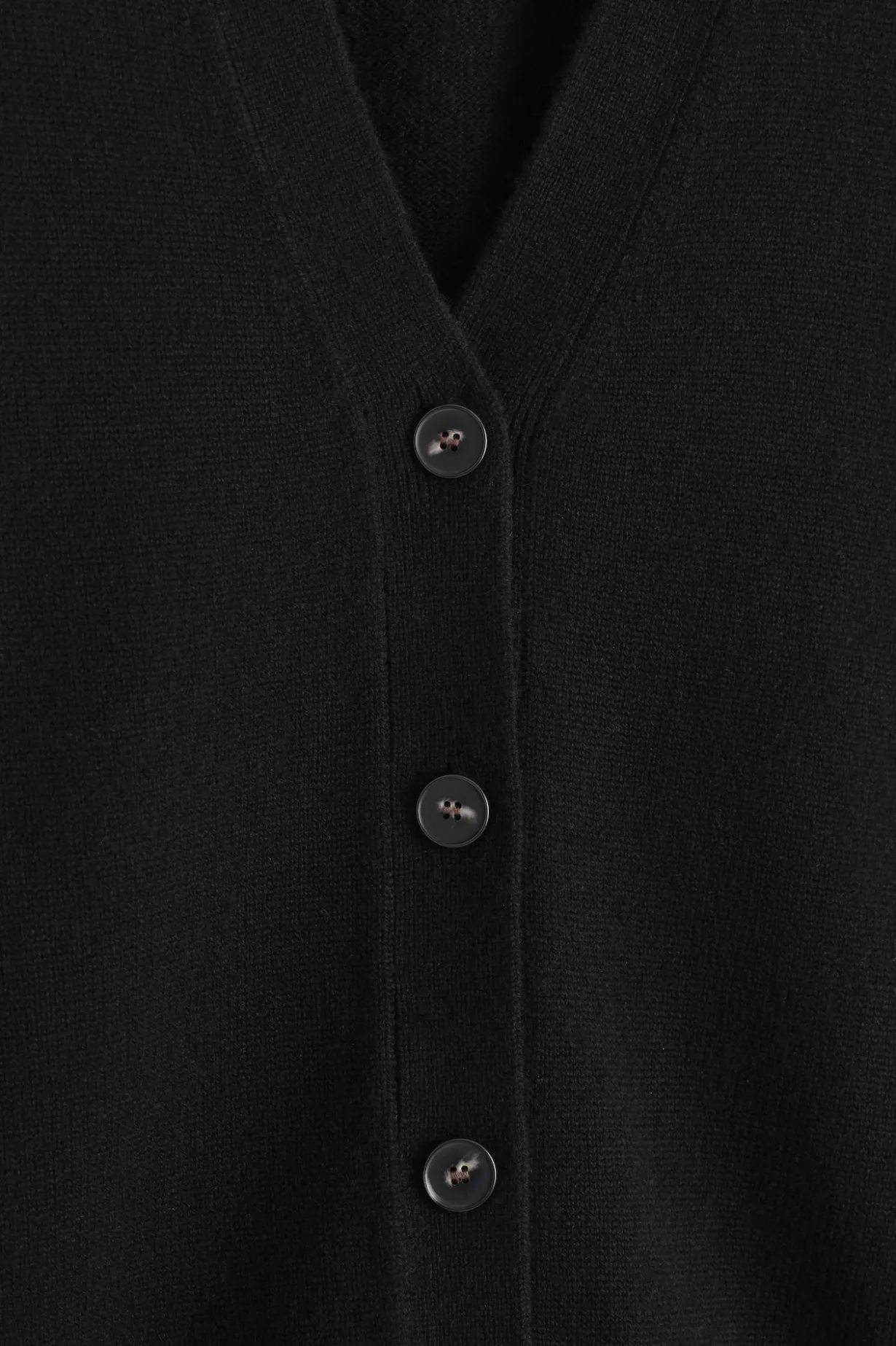 STRICKJACKE AUS KASCHMIR MIT V-AUSSCHNITT
