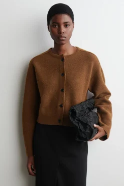 STRICKJACKE AUS KOCHWOLLE