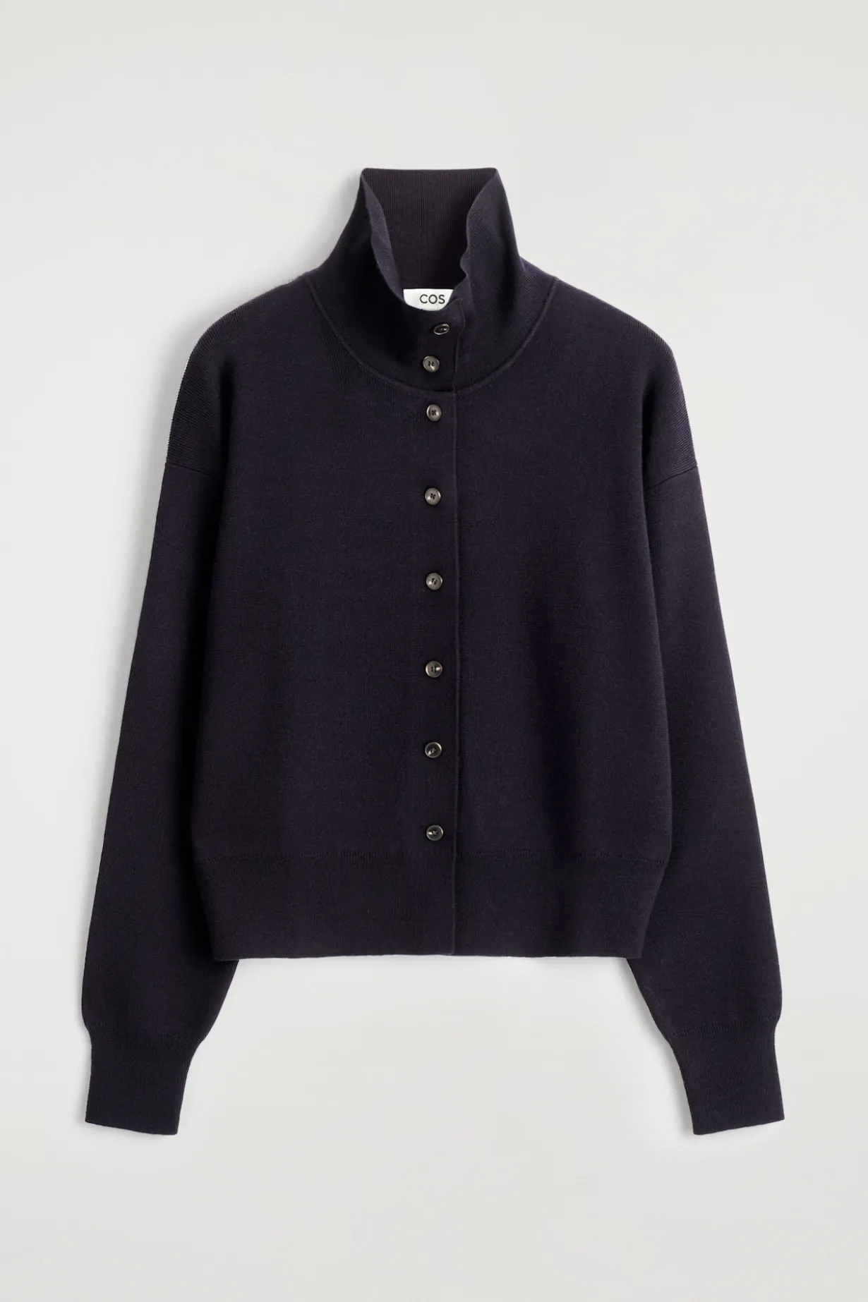 STRICKJACKE AUS MERINOWOLLE MIT TRICHTERKRAGEN