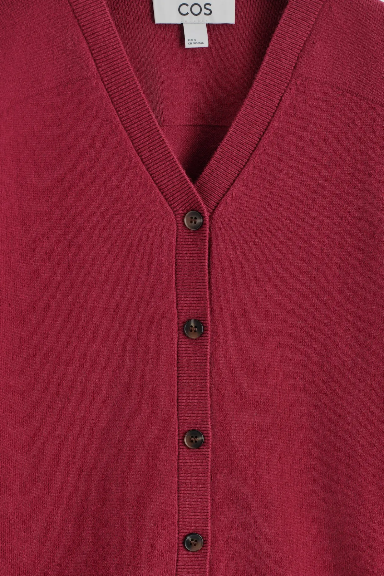 STRICKJACKE AUS MERINOWOLLE MIT V-AUSSCHNITT