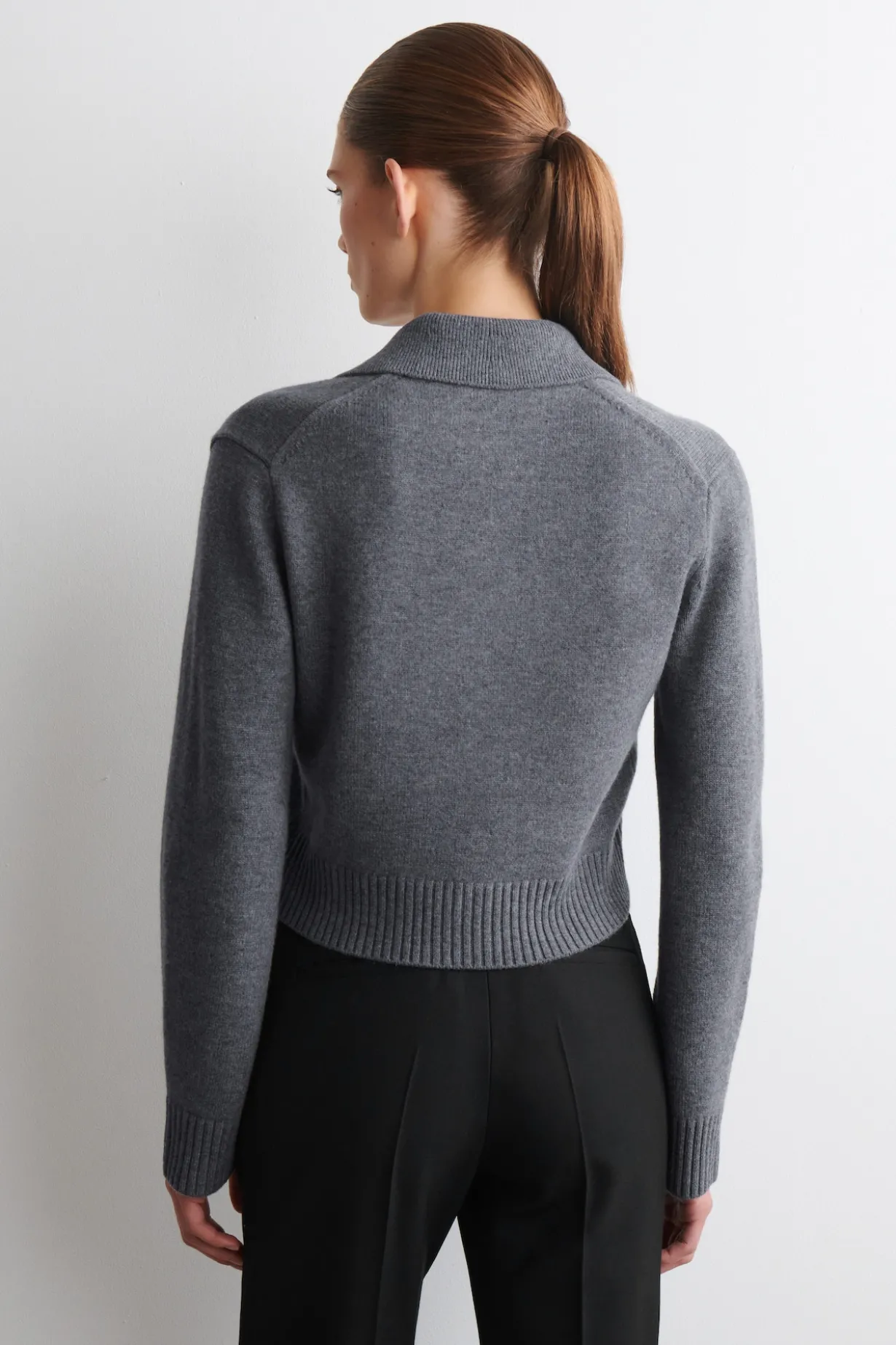 STRICKJACKE AUS MERINOWOLLE MIT KRAGEN