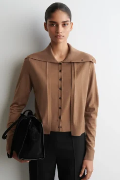 STRICKJACKE AUS MERINOWOLLE MIT HOHEM KRAGEN