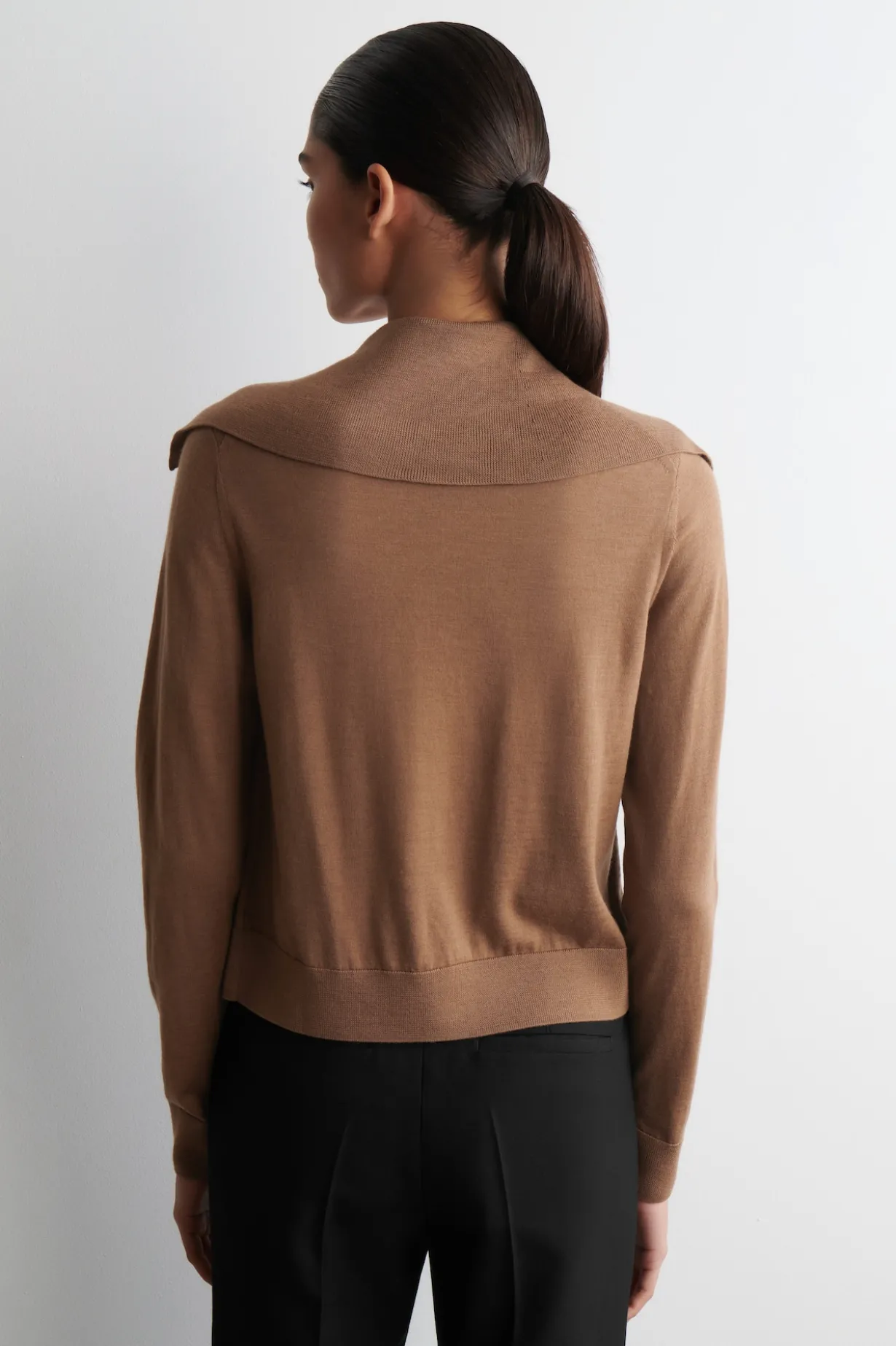 STRICKJACKE AUS MERINOWOLLE MIT HOHEM KRAGEN