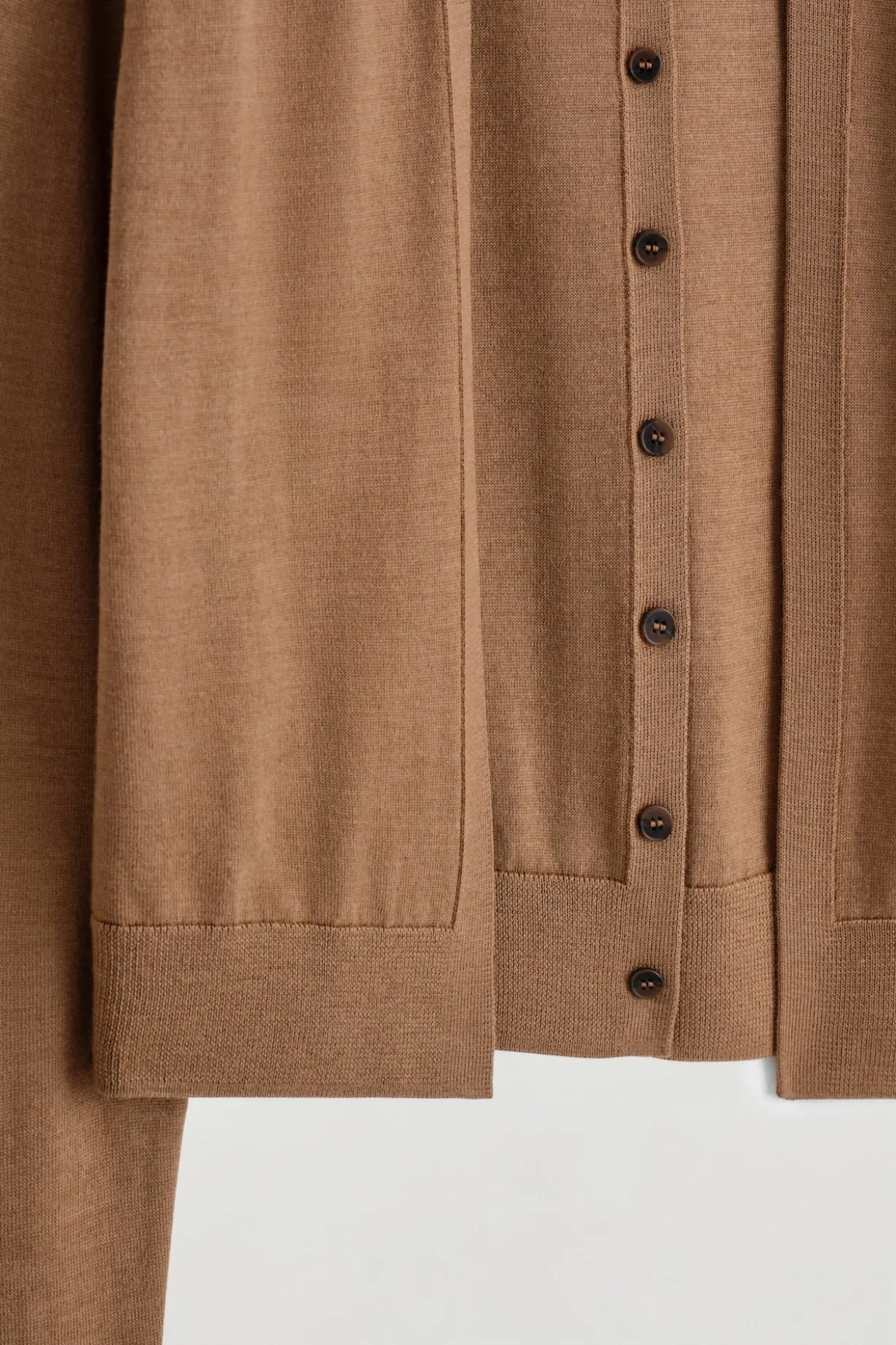 STRICKJACKE AUS MERINOWOLLE MIT HOHEM KRAGEN