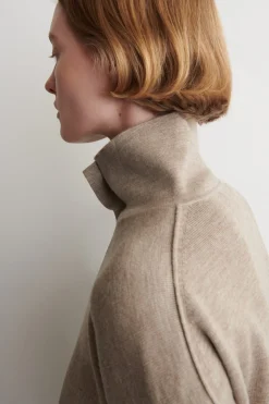 STRICKJACKE AUS MERINOWOLLE MIT TRICHTERKRAGEN