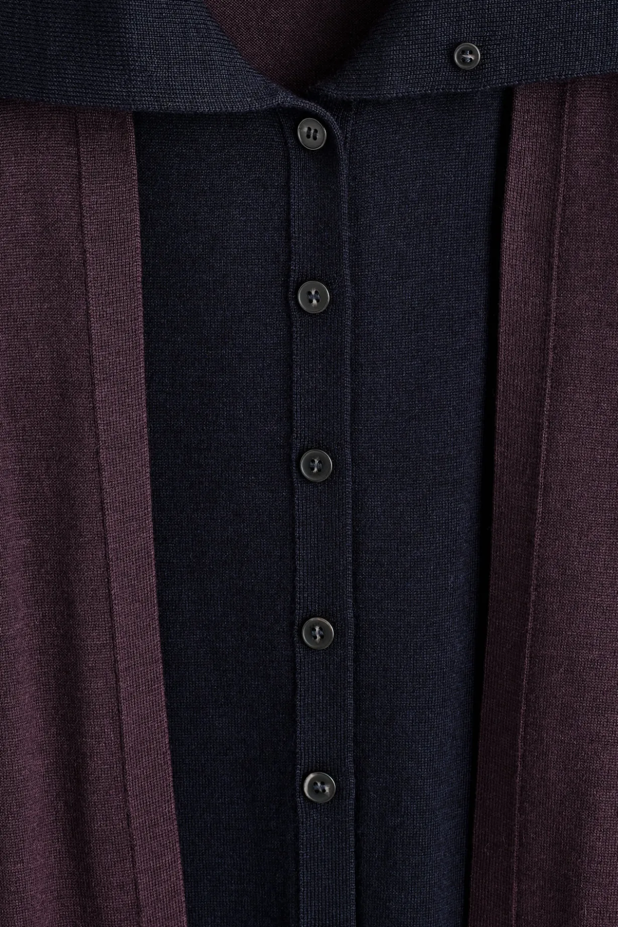 STRICKJACKE AUS MERINOWOLLE MIT HOHEM KRAGEN