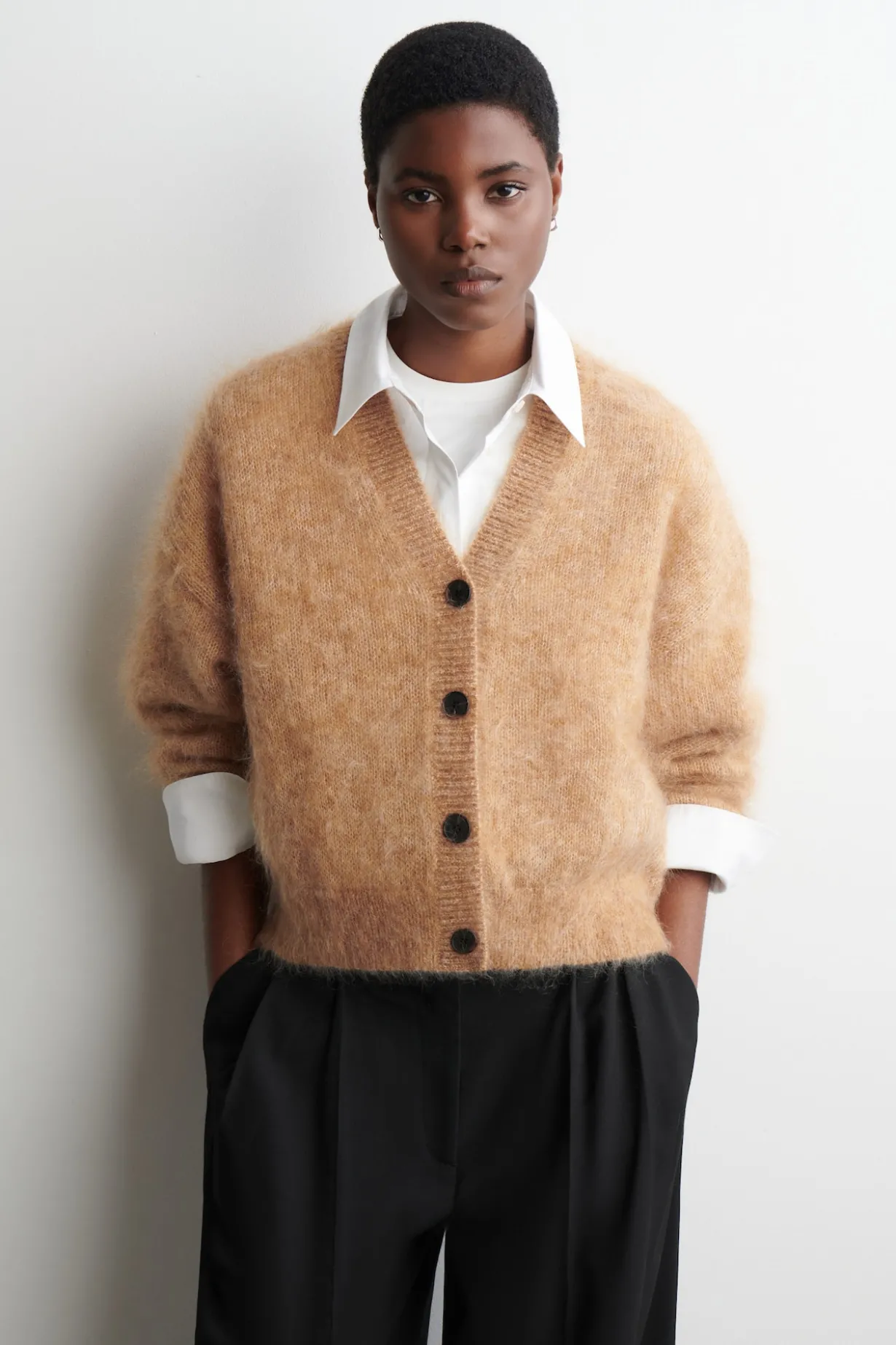 STRICKJACKE AUS MOHAIR-WOLL-MIX MIT V-AUSSCHNITT