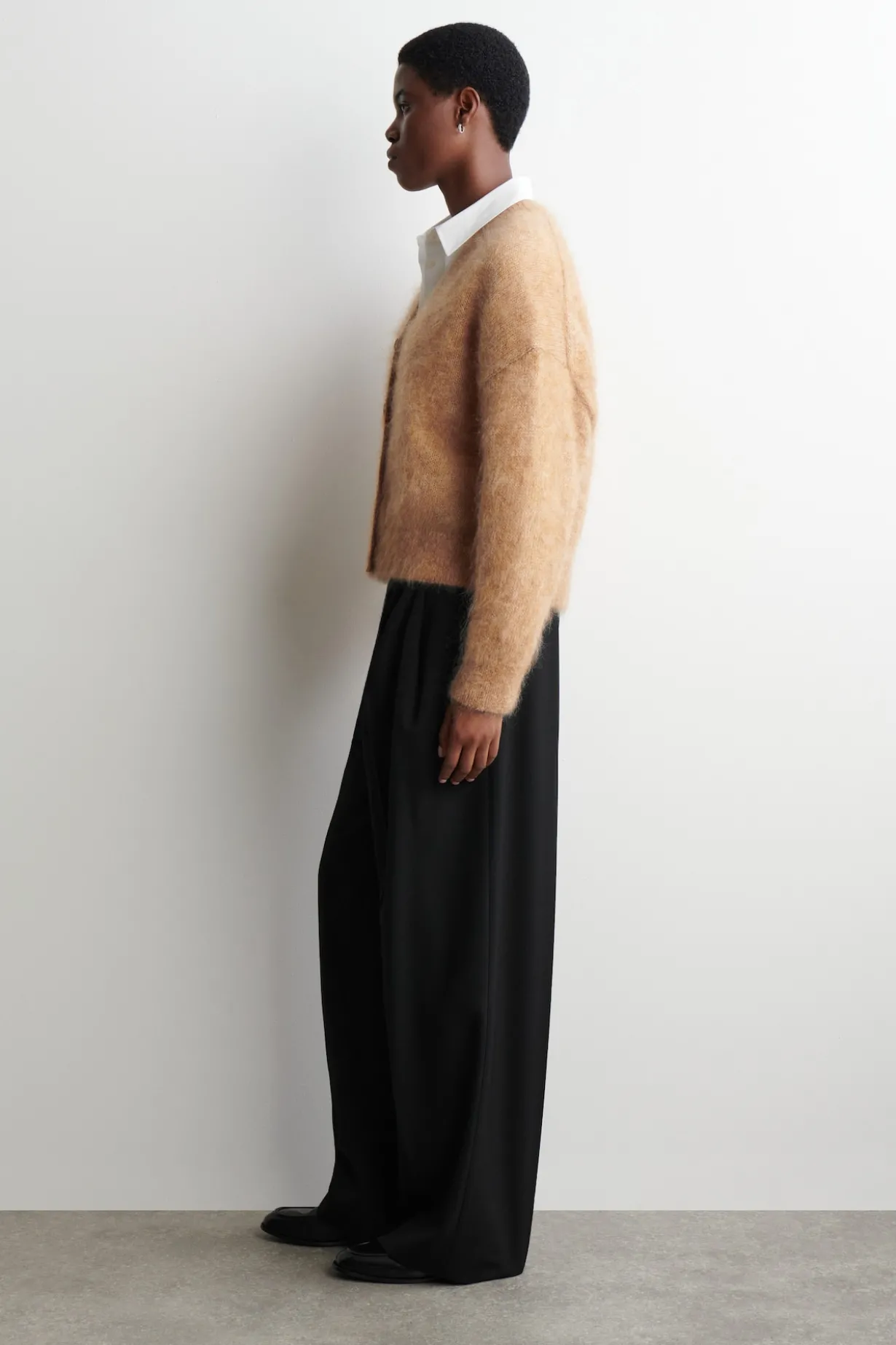STRICKJACKE AUS MOHAIR-WOLL-MIX MIT V-AUSSCHNITT