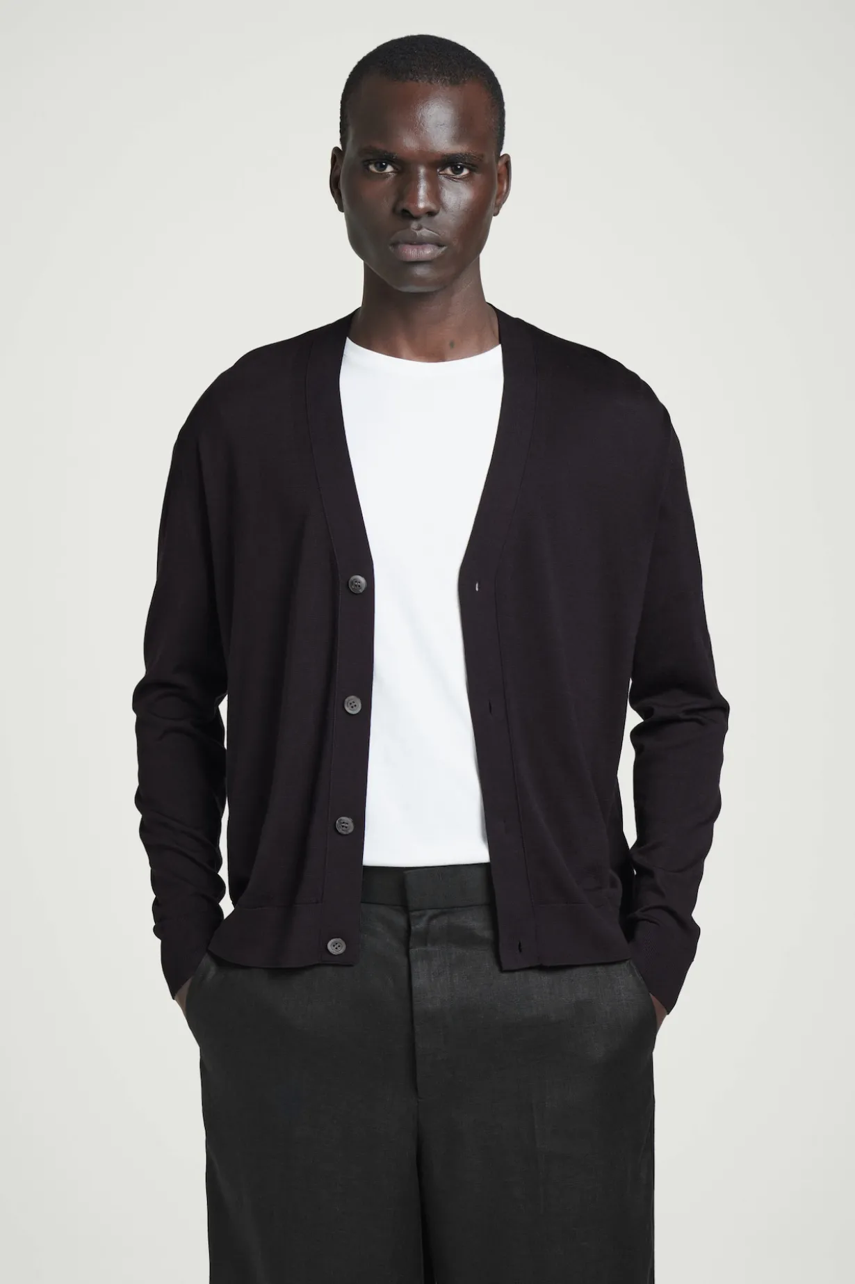 STRICKJACKE AUS SEIDE MIT V-AUSSCHNITT