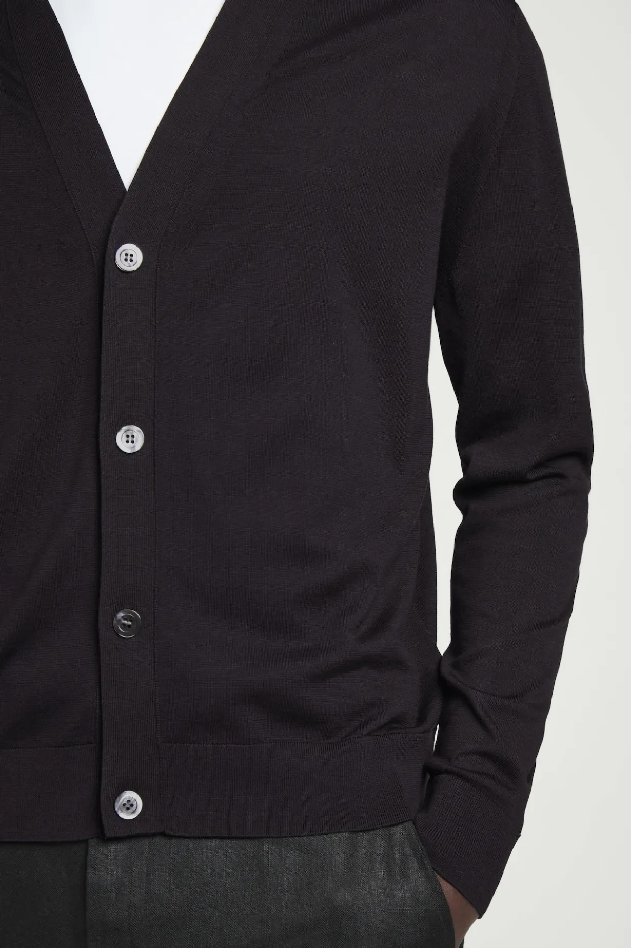 STRICKJACKE AUS SEIDE MIT V-AUSSCHNITT