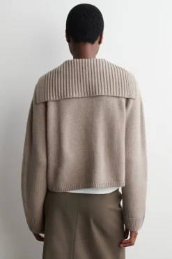 STRICKJACKE AUS WOLLE MIT MATROSENKRAGEN