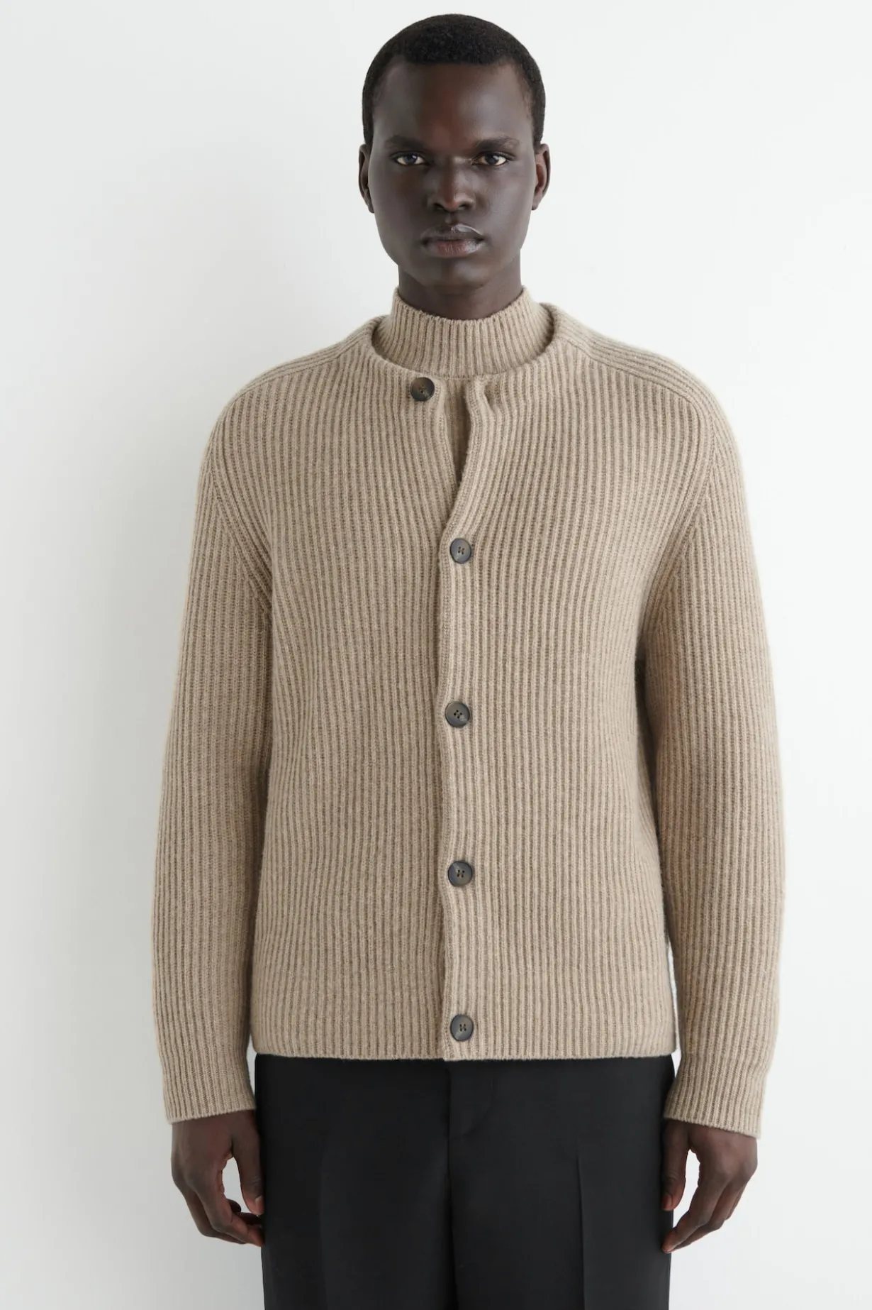 STRICKJACKE AUS WOLLE MIT RUNDHALSAUSSCHNITT