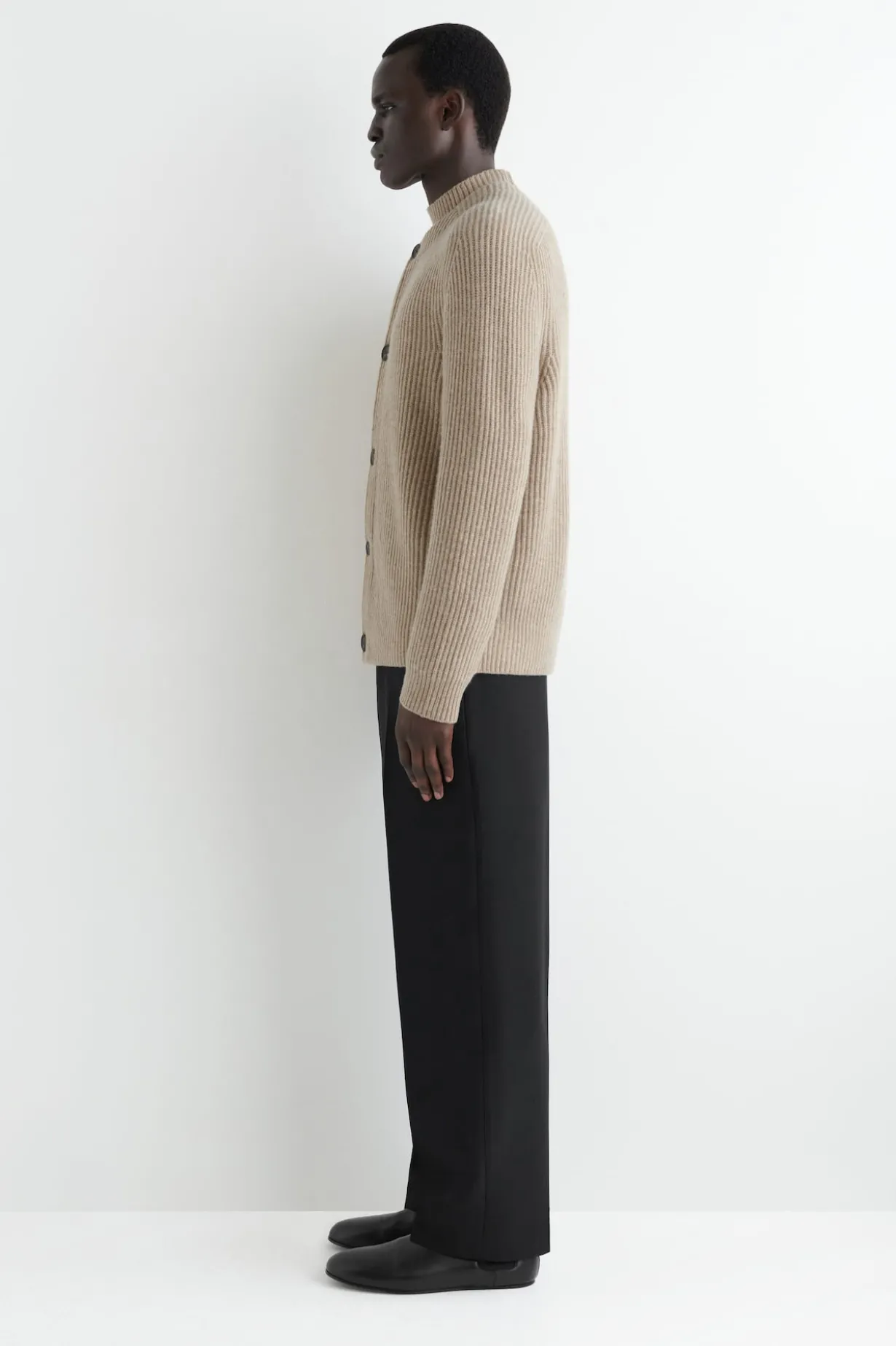 STRICKJACKE AUS WOLLE MIT RUNDHALSAUSSCHNITT