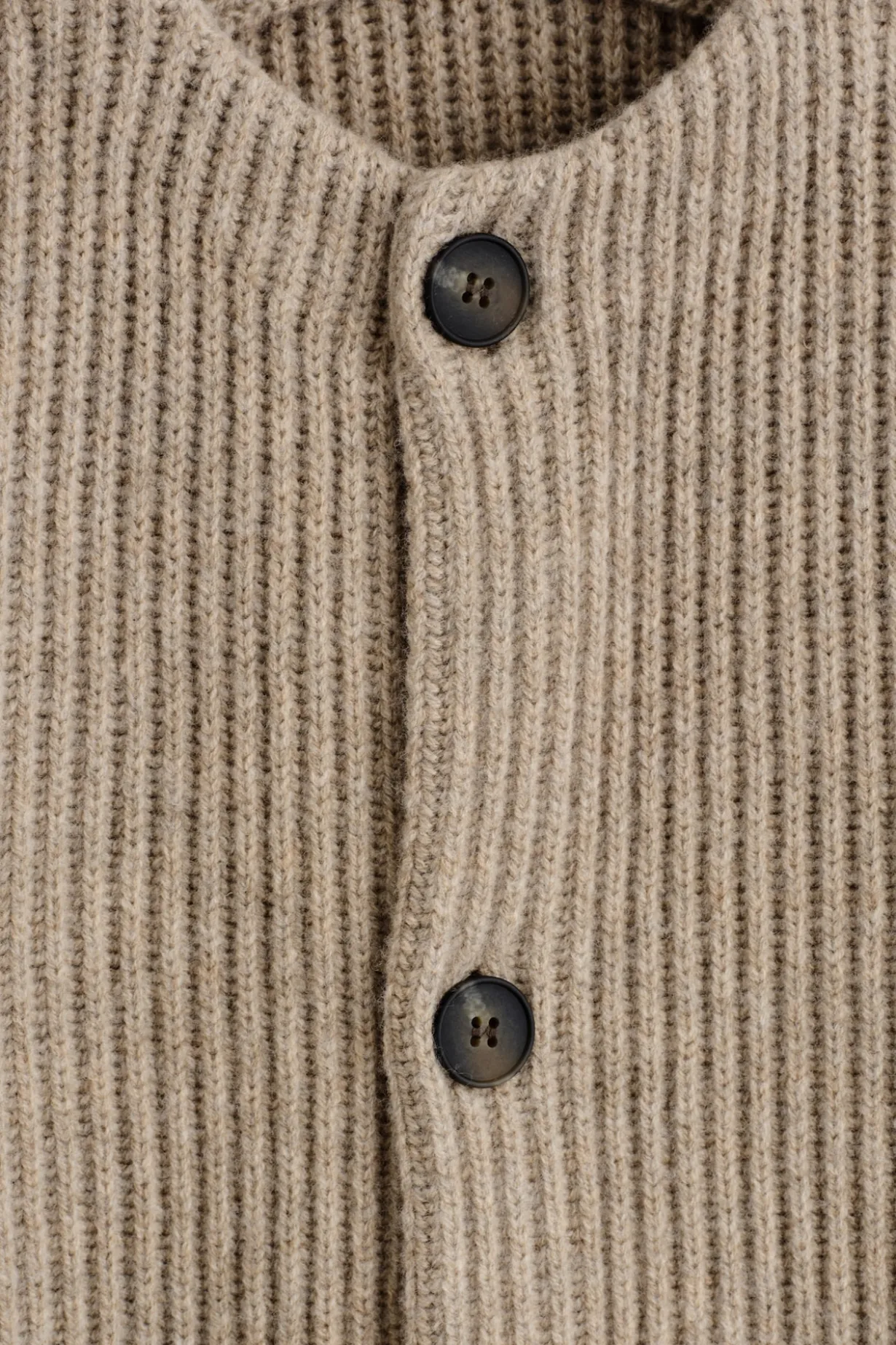 STRICKJACKE AUS WOLLE MIT RUNDHALSAUSSCHNITT